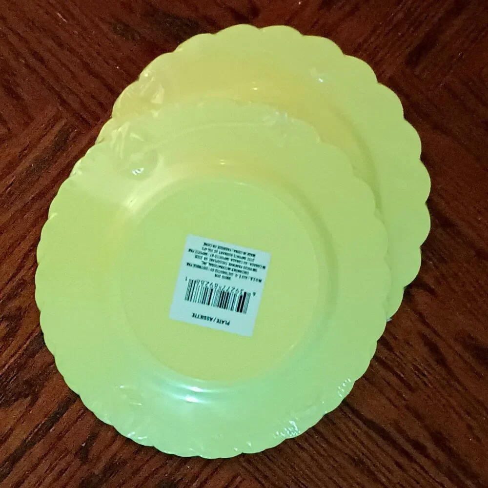NWT Vibrant Yellow Disposable Flower Shaped Plastic Plates (2 Packs of 6 plates)